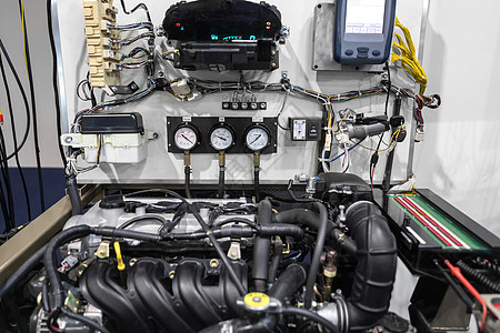 车头罩下汽车发动机的详细照片阀门车辆作坊机器金属测量诊断齿轮合金引擎图片