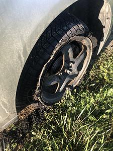 在现代 suv 汽车上用爆炸 切碎和损坏的橡胶摧毁爆胎 合金轮辋上的扁平低断面轮胎 被撕成碎片 内部可见图片