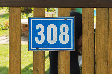 在夏季 户外 在乡间房屋中安装新的木栅栏和房号号码的标志图片