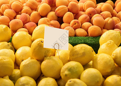 市场中的新鲜柠檬和桃子图片