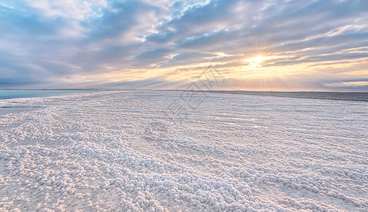 清晨阳光照亮的水晶白色盐滩 死海的海水小水坑 — 世界上盐度最高的湖图片