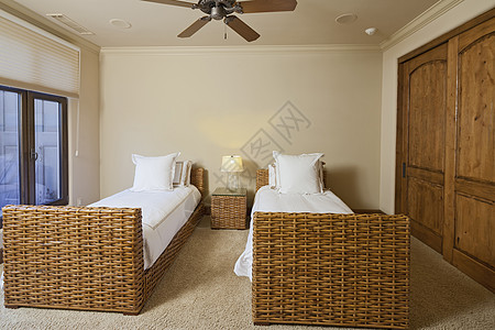 双双卧室内木材木头枕头家具羽绒被桌子被子场景建筑学地毯图片