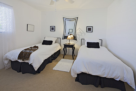 豪华住宅中的双单人房间建筑学单人床场景设计双人床桌子内阁地毯家庭被子图片