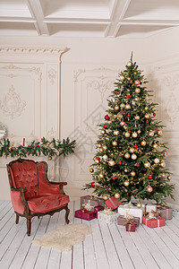 一个装饰着圣诞树的房间的装饰品风格工作室季节公寓壁炉奢华花环假期影楼照相馆图片