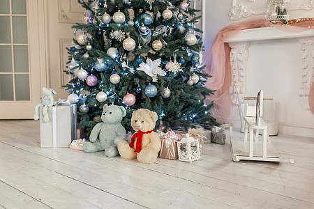 一个装饰着圣诞树的房间的装饰品花环新年季节扶手礼物假期壁炉照相馆庆典风格图片