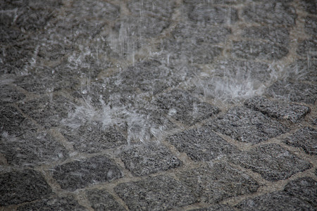 在人行道上大声喷洒和喷洒的强力喷水喷口湿度水波市场喷泉雷雨路面水分饮用水飞溅倾盆大雨背景图片