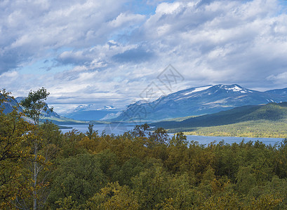 拉普兰风景美丽 河流为Lulealven 雪盖山 白树和瑞典野生生物以北Saltoluokta附近的Kungsleden徒步小径图片