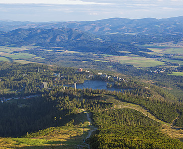 在村和蓝山湖的空中景象 来自与森林的聊天小屋索利斯科姆 高塔特拉山脉(斯洛伐克) 夏季金色时段图片
