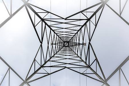 电塔的底部视图危险电压白色金属网格线条电缆天空力量工业图片