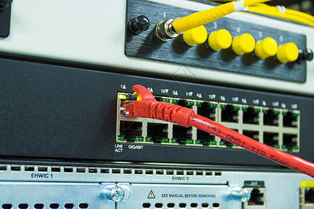 连接兰港的网络电缆控制技术服务红色电子金属硬件工作架子互联网图片