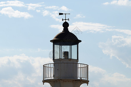 观测塔顶顶对着阴云的天空 天窗上的天气面包车图片
