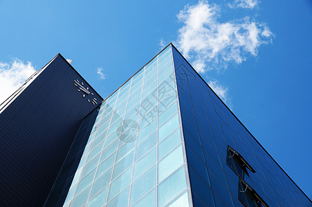 在阴云的天空背景下 现代摩天大楼外表的现代面孔商业成功财产财富办公室公司摄影进步奢华经济学图片