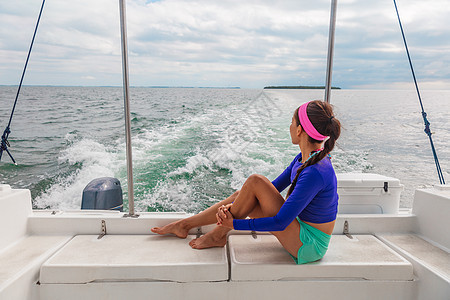 旅游女游客 在汽艇舱暑假甲甲板上放松一下;旅行游船图片