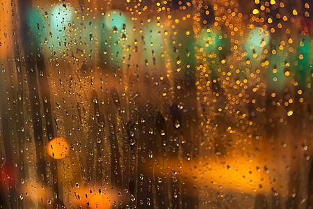 在大雨下 从夜间机场的飞机窗处看到重雨 有选择的焦点 模糊图像蓝色街道风暴背景旅行场景下雨雨滴天气艺术图片