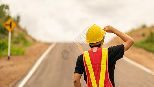 工程师身着黄色头盔 安全使用公路后车道男人承包商工人经理商业控制工作导师设备安全帽图片