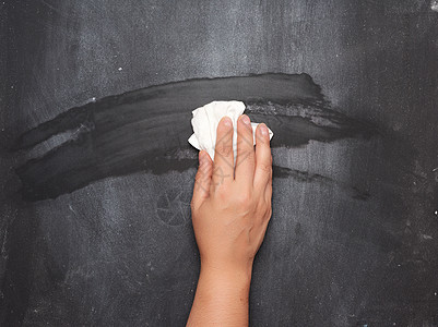 女人的手用白抹布擦黑粉板图片