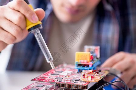 车间修理计算机专业修理工修补人员男人维修桌面母板打扫工具记忆刷子硬件镊子图片