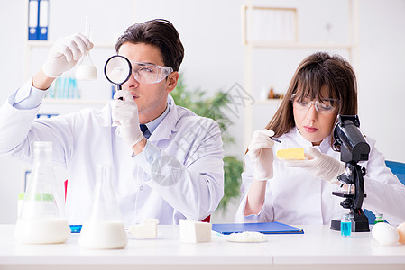 两名实验室医生检测食品产品保健研究技术化学牛奶化学品科学家放大镜饮食微生物学图片