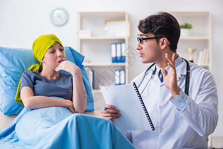 癌症病人到科里尼就诊看医的医生女性胸部x光检查男人诊断药品实验室疾病围巾图片