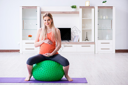 准备在家中进行节育的年轻女性微笑卫生女士肚子健身保健姿势身体瑜伽训练图片