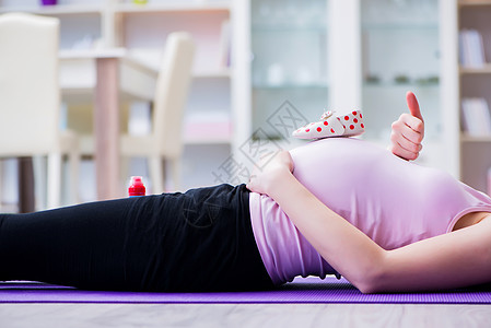 孕妇在预产期分娩时行使身体权利冥想体操姿势微笑练习肚子健身房女性女孩运动图片