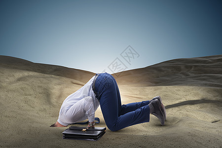 商务人士把头藏在沙沙堆中逃避问题沙漠弱点困惑男人工人商务人士破产悲伤帮助图片