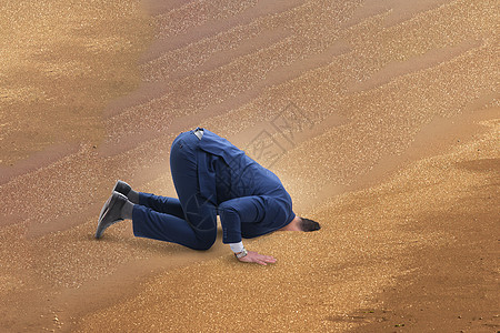 商务人士把头藏在沙沙堆中逃避问题挫折职业商务悲伤失败男性地面帮助人士压力图片