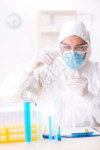 在化工实验室工作的年轻化学学青年学生助手实验科学家生物科学细菌男人管子诊断生物学图片