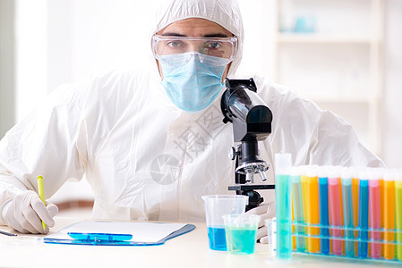 在化工实验室工作的年轻化学学青年学生科学家化学研究员烧杯细菌医生技术制药检查科学图片