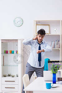 下班加班后睡过夜 公务人员晚到办公室上班时间裤子会议人士压力商务男人衬衫恐慌衣服跑步背景图片