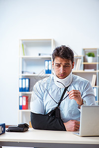 办公室工作时手断臂的商务人士吊带男人手术颈椎病援助笔记本套装脖子手臂电脑图片