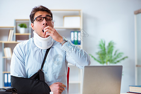 办公室工作时手断臂的商务人士绷带吊带笔记本员工衣领疼痛石膏创伤手臂人士图片