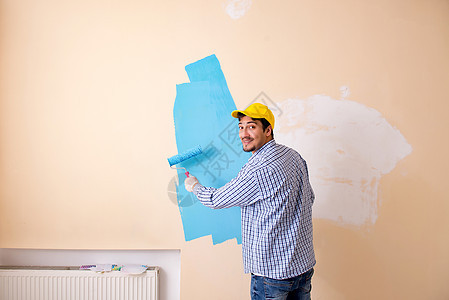 在家里画墙的油漆工绘画微笑公寓装潢房间工作装修维修男人承包商图片