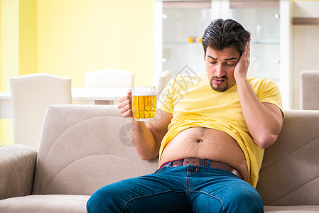 在饮食概念中喝啤酒的胖胖子腰围躯干痛苦大腹代谢肥胖腰部示范身体便便图片