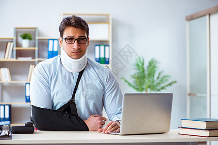 办公室工作时手断臂的商务人士商业脖子人士手术工人创伤吊带援助手臂衣领图片