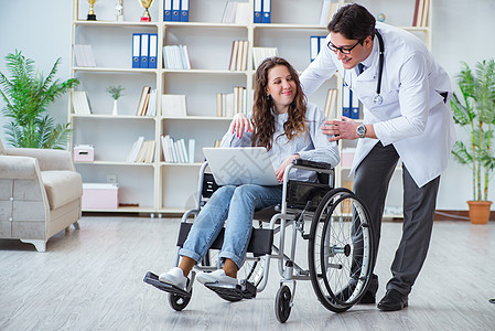 使用轮轮椅的残疾病人定期检查到访医生程序卫生理疗创伤医院女士车轮电脑椅子人士图片