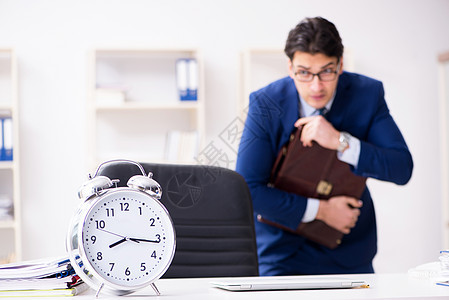 商务人士急忙赶在最后期限前上班工人老板电脑会议手表人士恐慌经理男人员工图片