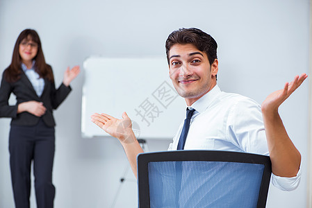 男女在办公室中介绍企业情况 与男子和妇女合作公司商务头脑木板同事工作会议商业经理女性演讲高清图片素材