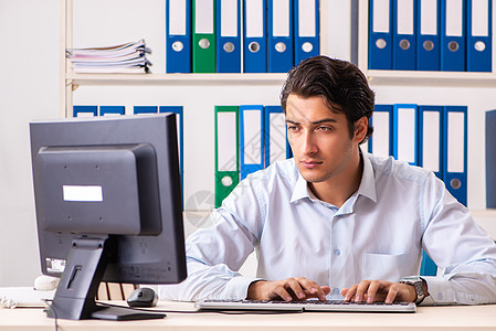 电脑学生在办公室工作的年轻英俊的青年商务人士男性文件夹桌子自由职业者企业家员工商务经理会计桌面背景