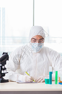 在化工实验室工作的年轻化学学青年学生制药管道化学家显微镜测试微生物学科学烧瓶液体微生物图片