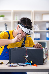 计算机修理技工维修硬件技术员工人打扫螺丝刀替代品记忆桌面男人工具焊接镊子图片