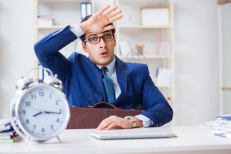 坏时间管理概念中的实业家男人经理会议恐慌商业桌子办公室文书人士手表图片