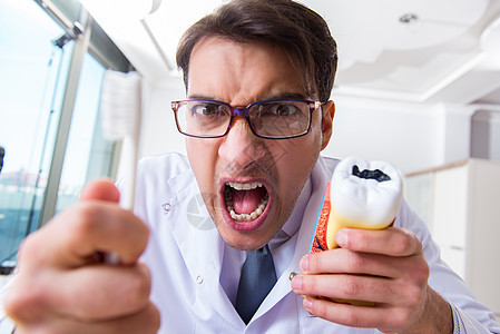 具有医学概念牙刷的有趣的牙医男人矫正工作牙齿美白药品病人关心牙科医生专家图片