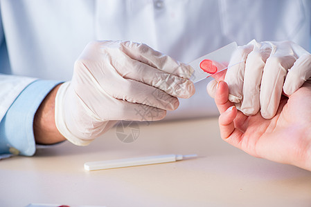 医生从手指抽取血液样本捐赠者手术诊所检查外科感染捐款工作管子关心图片