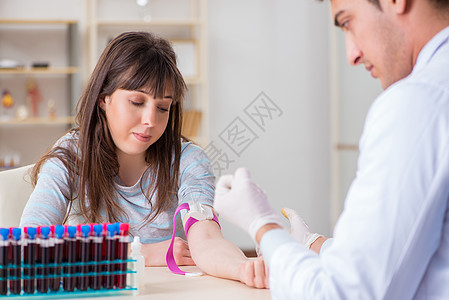 接受血液测试采样分析期间的住院病人人数 以进行分析注射器实验室外科工作女士药品医院输液输血管子图片
