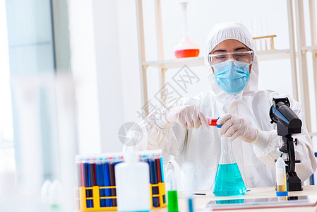 在化工实验室工作的年轻化学学青年学生危害面具显微镜卫生药品男人烧杯化学品样本技术图片