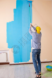 在家里画墙的油漆工刷子承包商绘画装潢师画家乐器维修男人服务职业图片