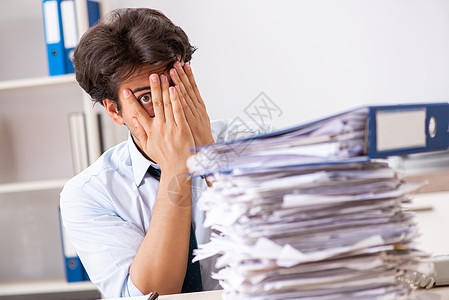 超负荷的繁忙雇员 工作量和文书工作太多工人超载实习生挫折员工职场电脑商务压力报告图片
