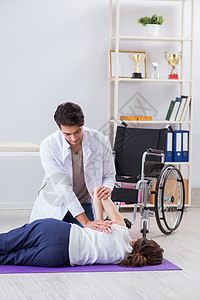 受伤后在医院住院康复的病患者治疗痛苦保健疗法事故疼痛卫生诊所理疗轮椅图片