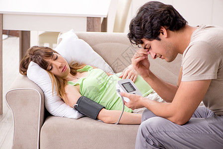 丈夫检查怀孕妻子的血压高血压腹部脉冲医生工具诊断保健仪表动脉卫生关心高清图片素材
